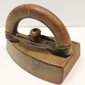 lot 56 image: Vintage Sad Iron From The 1800s With Detachable Handle