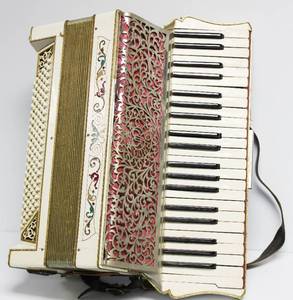 lot 7 image: Italian Vintage Accordion All Keys Working With Original Case Great Condition