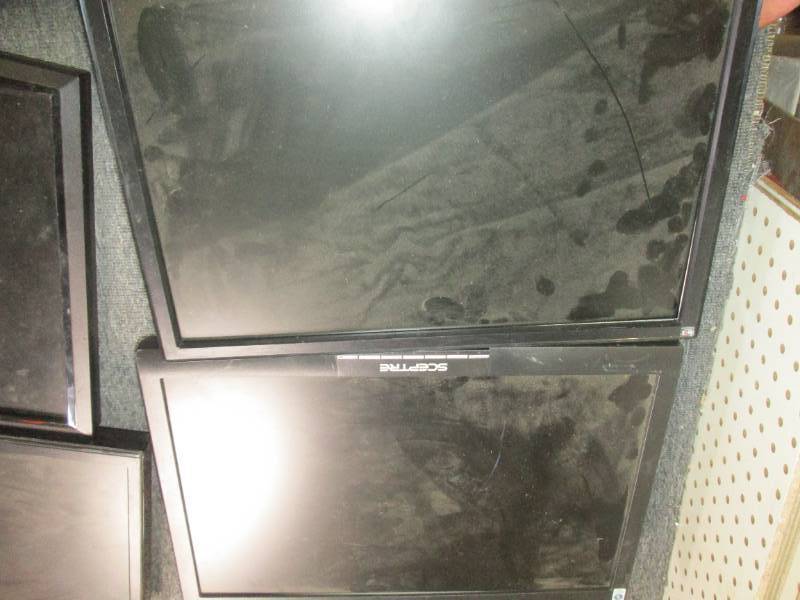lot of 5 computer monitors untested...