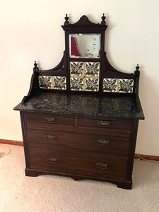 lot 2 image: Vintage Decorative Vanity Dresser with Mirror (60 x 42.5 x 20)