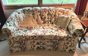 lot 3 image: Nice Vintage Floral Designed Couch (60 Wide)