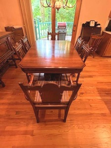 lot 8 image: Very Nice Vintage 1930s-1940s Solid Mahogany Dining Table with Chairs (60 x 42) - Extendable and Seats up to 10