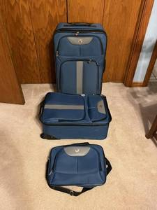 lot 11 image: Excellent American Explorer Suitcase  Travel Bag Set