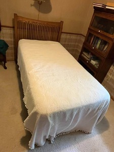 lot 13 image: Very nice Twin Bed with Metal Rolling Frame (Mattress, Box Spring and Sheets are Included)