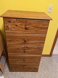 lot 18 image: 5 Drawer Dresser in Good Condition