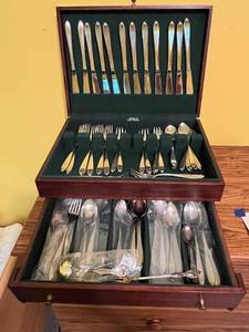 lot 21 image: Vintage International Stainless Deluxe Flatware with some Rogers