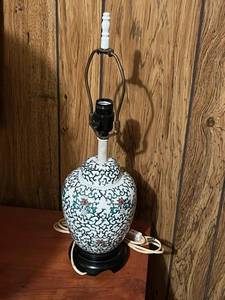lot 28 image: Vintage Decorative Royal Knight Lamp (Glass or Porcelain)