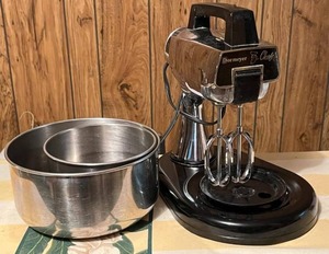 lot 84 image: Vintage Dormeyer Silver Chef Stand Mixer with Bowls