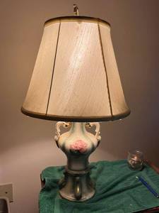 lot 93 image: Vintage 1950s Floral Designed Lamp (26.5 Tall w Shade) in Working Condition