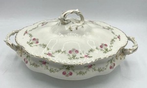 lot 111 image: Beautiful Vintage Johnson Bros (England) Casserole Dish (19 Long)