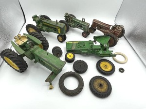 lot 124 image: Vintage John Deere Die Cast Toy Tractors