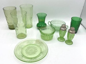 lot 128 image: Vintage MCM Green Glassware