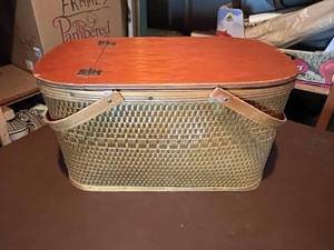 lot 140 image: Vintage Picnic Basket with Extras