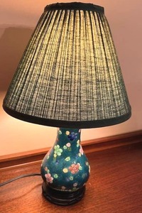 lot 151 image: Vintage 16 Hand Painted Decorative Lamp in Working Condition