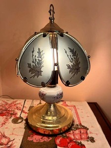 lot 152 image: Vintage 14 Glass Side Table Lamp in Working Condition