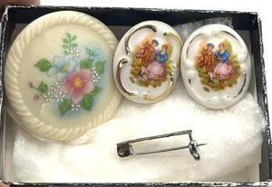 lot 170 image: Cute Vintage Clip-On Earrings (Made in Italy) and Pin-Back Button