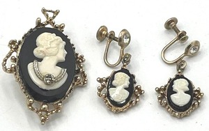 lot 175 image: Vintage Screw Back Cameo Earrings and Brooch