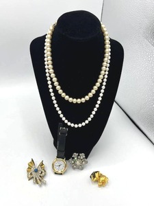 lot 187 image: Vintage Jewelry Lot - Necklaces, Brooches