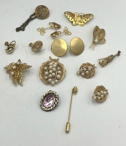 lot 193 image: Vintage Costume Jewelry including Trifari - Brooches, Earrings, and More