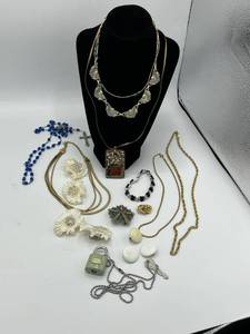 lot 194 image: Vintage Costume Jewelry Lot - Brooches, Necklaces, and More