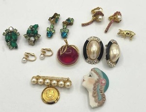 lot 196 image: Amazing Costume Jewelry Lot - Brooches, Earrings, and More