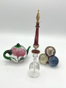 lot 216 image: Exquisite Glass Collectibles including Dynasty Gallery Pink Flower Teapot Paperweight