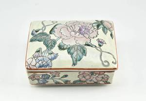 lot 112 image: Hand-Painted Porcelain Box from Macau