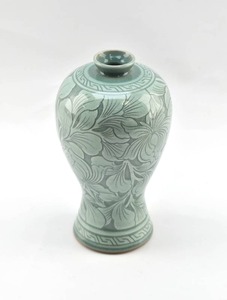 lot 132 image: Asian Porcelain Vase with Floral Detailing