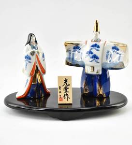 lot 90 image: Two Japanese Emperor and Empress Hina Dolls
