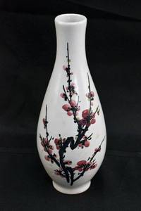 lot 103 image: Vintage Taiwan ROC Cherry Blossom Vase