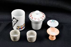 lot 160 image: 6 Asian Tea and Sake Cups