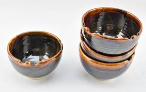 lot 162 image: Set of 4 Signed Brown Pottery Rice Bowls with Chopstick Rests