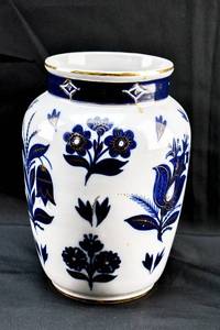 lot 261 image: Vintage Lomonosov USSR Blue & White Porcelain Vase