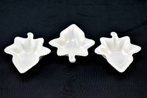 lot 208 image: Small Ceramic Leaf Dish Imperial Fancies by Spode