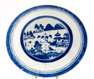 lot 179 image: Large Antique Chinese Blue & White Porcelain Serving Plate, Repaired Cracks