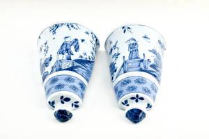 lot 221 image: Pair of Williamsburg Delft Chinoiserie Porcelain Wall Pockets