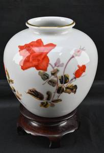 lot 57 image: Noritake Nippon Toki Kaisha Porcelain Vase