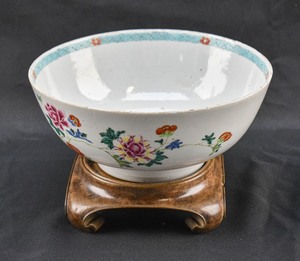 lot 66 image: East Asian Porcelain Bowl with Stand