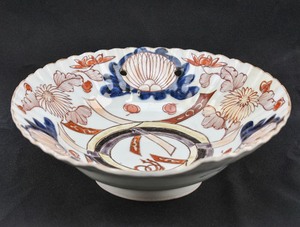 lot 67 image: East Asian Imari Style Porcelain Shell Bowl
