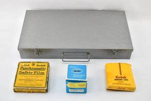 lot 98 image: Vintage Film and Camera Accessories