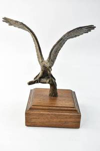 lot 195 image: Wally Shoop Bronze Eagle on Wood Base