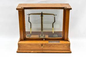lot 5 image: Vintage Herman Kohlbusch Gold Weighing Scale