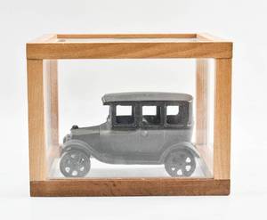 lot 126 image: Vintage Cast Iron Car by the Iron Art Company