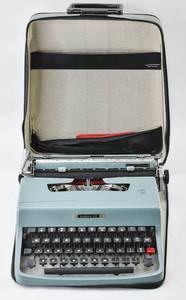 lot 44 image: Vintage Italian Olivetti Underwood Lettera 32 Typewriter