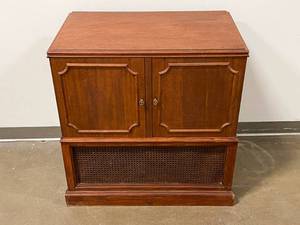lot 13 image: Vintage Victrola RCA Victor Record Player Cabinet Model A-101