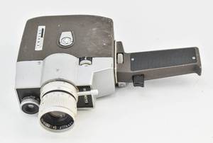 lot 100 image: Vintage Emdeko CDs EM5000 Wind Up 8mm Movie Camera