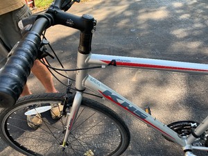 lot 13 image: HS vitamin 27 inch bike