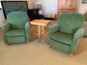 lot 29 image: Seating duo with table