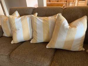 lot 38 image: Toss Pillows