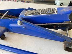 lot 55 image: Floor Jack